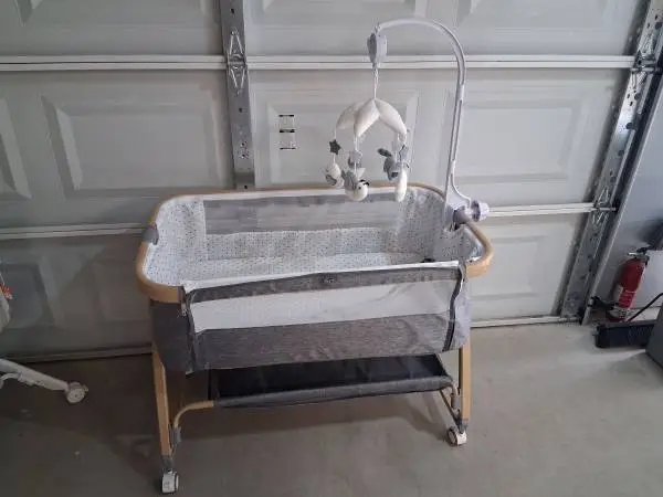 IUVKIMOM Bassinet And Bedside Sleeper! New Just Assembled!