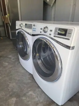 VERY NICE WHIRLPOOL WASHER AND DRYER SET