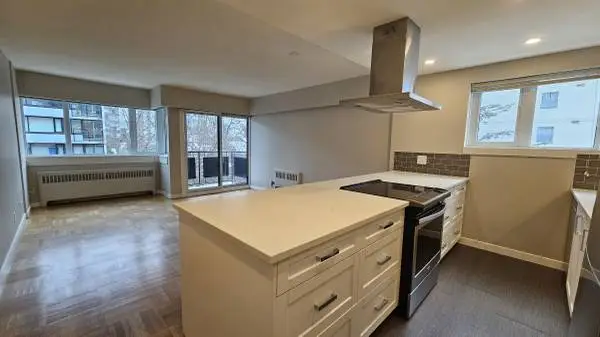 Beautiful Pet Friendly Large Studio + Den In The West End!