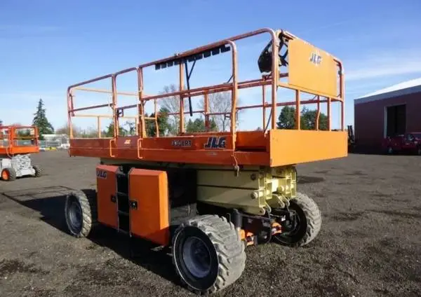 JLG 330 LRT Engine Powered SCISSOR LIFT