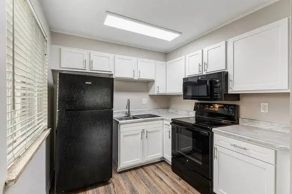 Great 1 bed Apartment * Conveniently located! * CHECK IT OUT!! *
