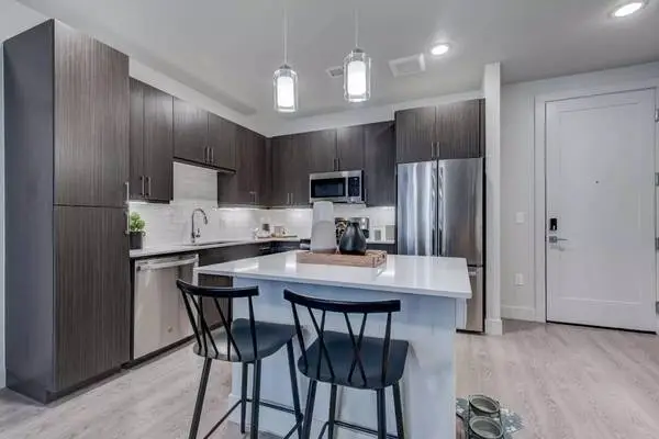 12 WEEKS FREE!! - Comfortable 2 bed / 2 bath with access to transit