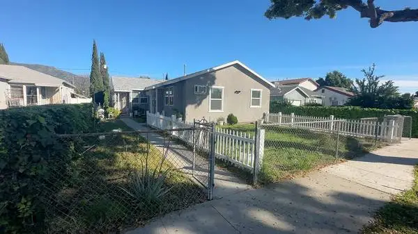 2 bedroom 1 Bathroom beautiful front house