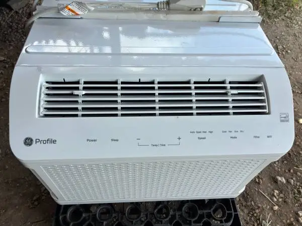 GE Clearview Medium Room Window Air Conditioner 8300 BTU in Very Good Condition