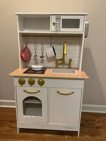 WHITE WOODEN PLAY KITCHEN ~ CUTE  ~ LIKE NEW ~ CLEAN!!