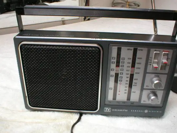 VINTAGE G.E. PORTABLE 4-BAND RADIO WEATHER, TV,AM-FM