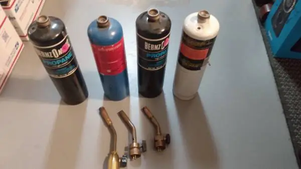 4 Propane Bottles with 3 Torch Tips