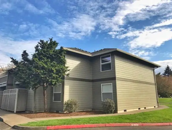 Abundant Natural Light, In Clackamas, 2BD 1BA
