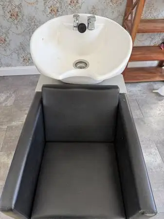 Salon hair wash sink station