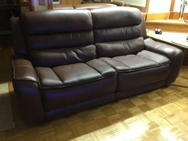 Beautiful High End Leather Couch 90” long +wide seats-All Power
