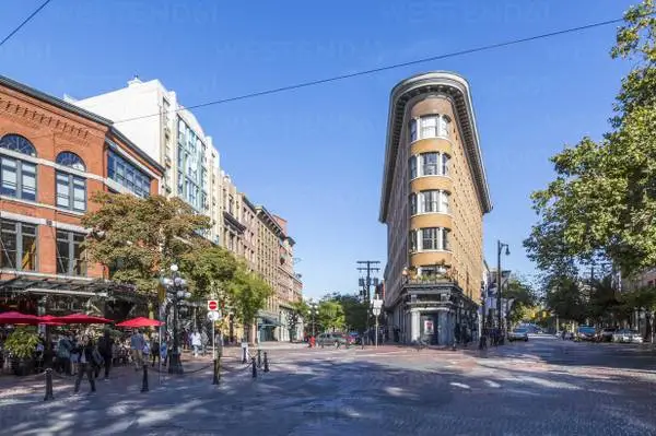 Gastown 1 Bed 1 Bath Furnished Loft w/ Exposed Beams @ The Globe
