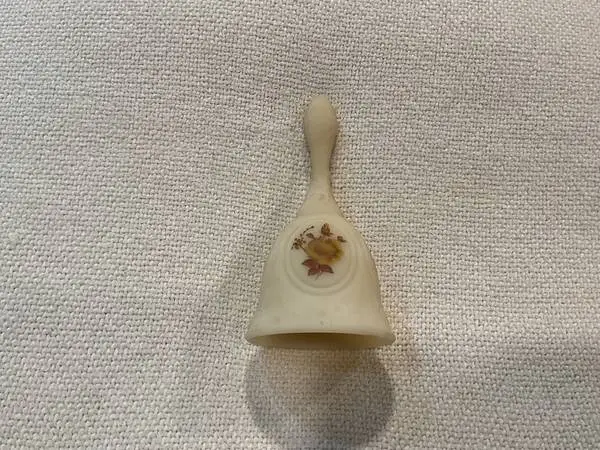 🔴 Bell, fine porcelain/bone china dinner bell. Imported from Ireland.
