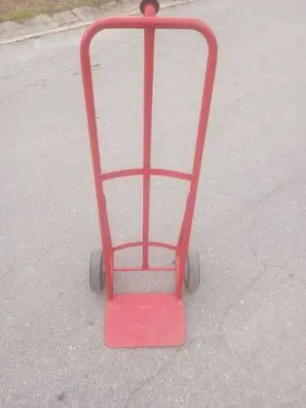 700 lbs capacity hand truck