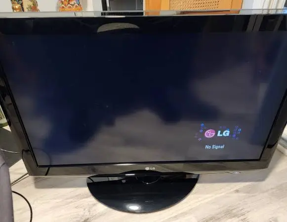 LG 37 TV WITH HDMI CORD