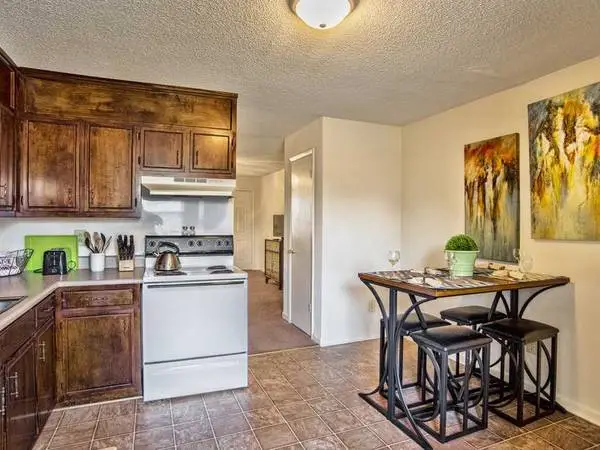 Great 2 bed / 1 bath! We Love Pets! Ask about our Pet Policy