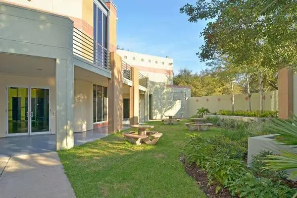 Your haven from a busy lifestyle! Calm and quiet 2 bed / 2 bath