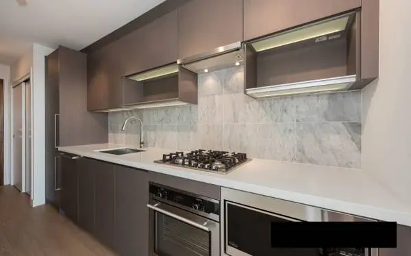 LIKE NEW Great Location City View Big Balcony 1BR+Den+gym+outdoor pool