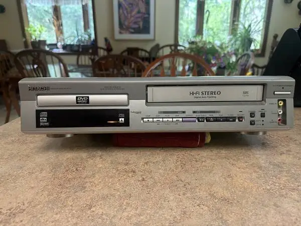 Hitachi VHS Tape Player and DVD Player Combo
