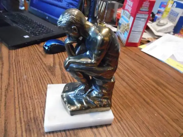 STATUE. METAL STATUE OF THINKING MAN