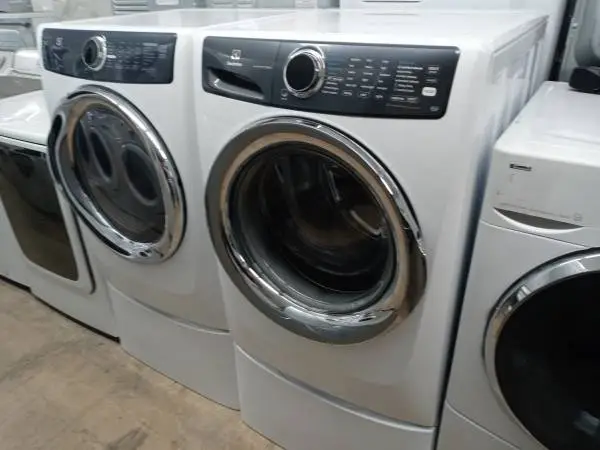★Electrolux front load washer and dryer set on pedestals