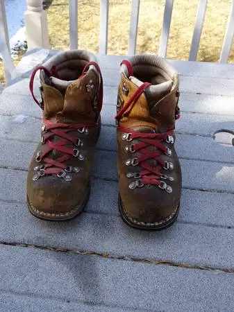 Hiking Boot 9 leather red lace