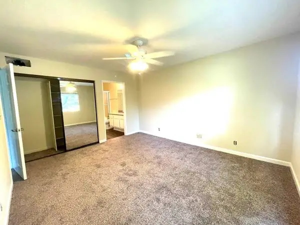 Updated Apt - BBQ Area - Gated Entry - Vinyl Plank Floors - Don´t Miss