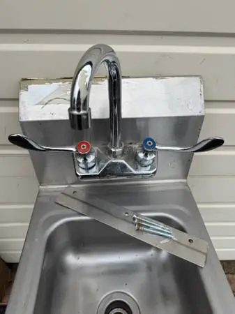Wall Mount Handwashing Sink With Wall Bracket And Faucet In Excellent