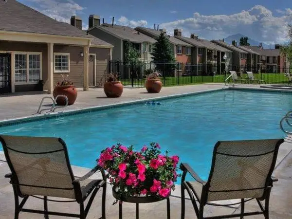 Cozy 2 BR/2 BA with Fireplace, AC & Vaulted Ceilings