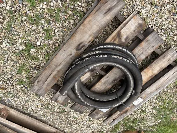 Abrasive blasting hose