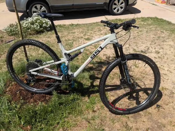 Intense 951 XC Mountain Bike – Full Carbon, Size Medium