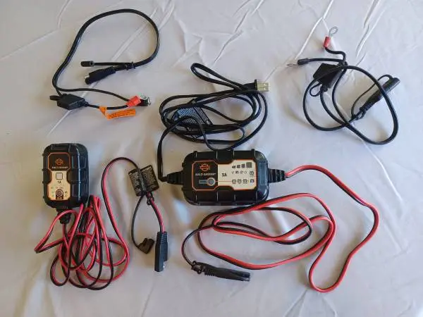 Battery trickle chargers / tenders
