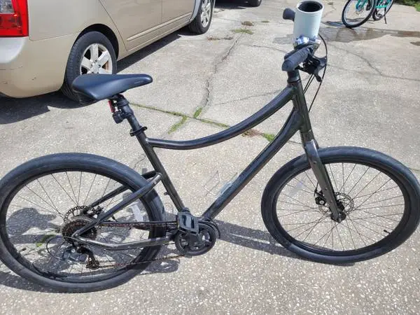 Like New Momentum Vida Disc Brakes Large Frame 7 speed Comfort Cruiser