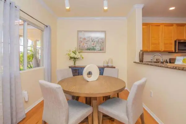 🌺 Comfortable 2BD/2.5BA Living w/ Microwave & Spacious Townhome Layou