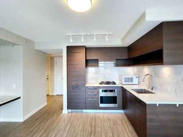 Burquitlam Uptown 2 Unfurnished 1 bed 1 den 1 bath high-rise Condo