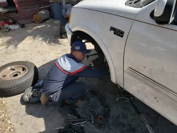 THE REAL DEAL MECHANIC STANDING BY HONEST/LICENSED/CERTIFIED/BRAKES