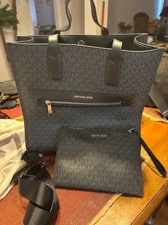 MK Tote handbag w/wristlet