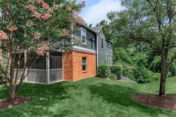 1bd 1ba, Shimmering Swimming Pool, Picnic Area with Barbecue