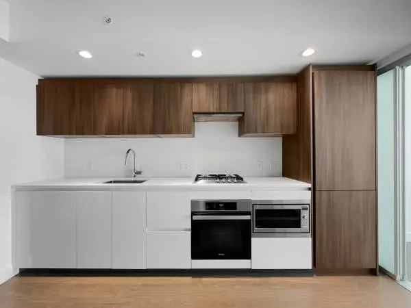 Prime Location Studio w/AC steps to Brighouse SkyTrain @Paramount