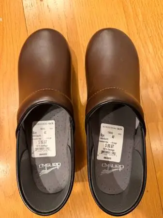 Dansko leather clogs, Size 40 NEW, cordovan?, chocolate, no box
