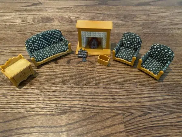 CALICO CRITTERS LIVINGROOM FURNITURE with FIREPLACE PLUS!!