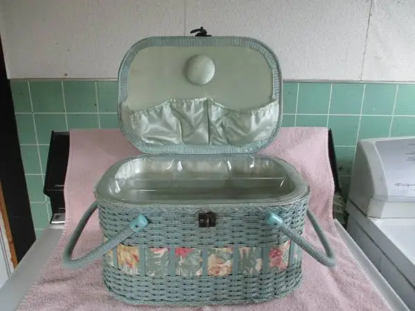 ~~VINTAGE~~WICKER~~SEWING BASKETS~~
