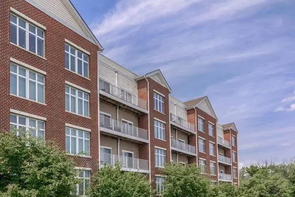 Elegant Living w/ High-Ceilings & Scenic City Views🌟