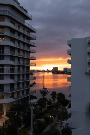 Spacious Furnished 1 Bd 1.5 Bath - Pets ok - Modern Finishes - Balcony