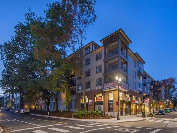 Stunning 1 BR/1 BA Apartment with Quartz Countertops and On-Site M