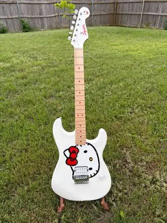 Squier Hello Kitty Stratocaster W/Case (NEW)