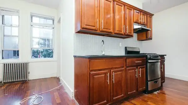 PERFECT 1 BEDROOM 2 BLOCKS FROM DOMINO AVAIL ASAP