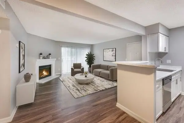 Newly Renovated 2 BR-Pet Friendly, Steps to Highline Canal Trail