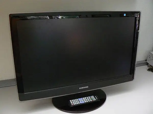 Several 23-32 Flat-Panel Displays - TV - Computer Monitors
