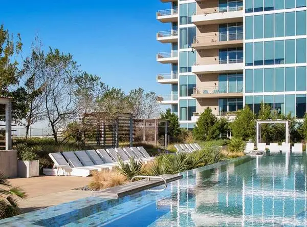 Snazzy Hi-Rise ~ Floor to Ceiling Windows ~ 6 WKS FREE!