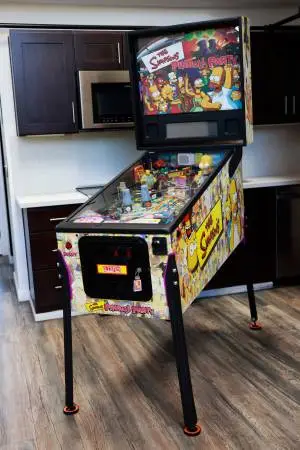 Simpsons Pinball Party Pinball Machine still new !!